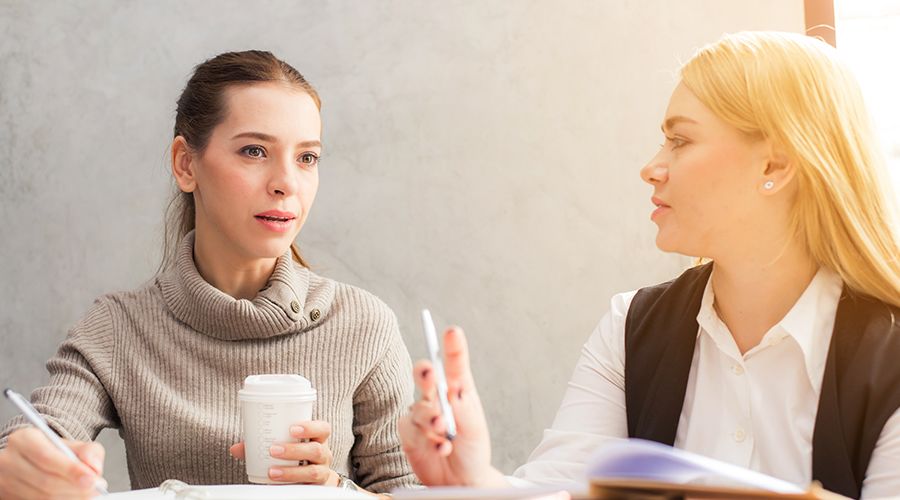 与人交谈时应该少说的“三件事”