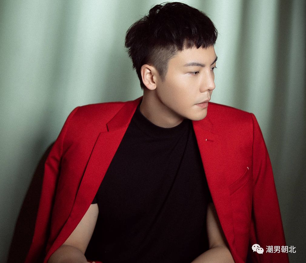 男生发际线高，而且还是M字形，剪什么发型才好看？