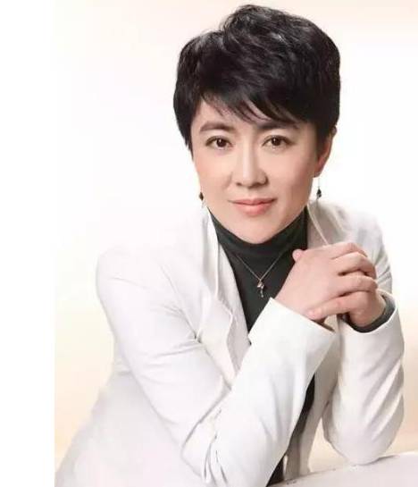 有些信件已经泛黄,这里曾是丹东神秘女商人马晓红在港注册的一家航运