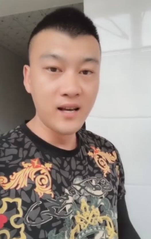 前阵子由pk功能所传递的物品,包括二驴t恤磊哥瓜子二嫂板筋方丈