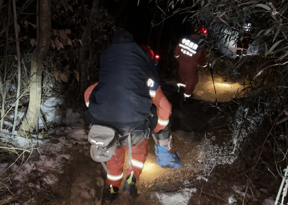 担架怎么叠背负+搀扶+折叠担架！消防员5小时 “组合式救援”_https://www.jmylbn.com_新闻资讯_第9张