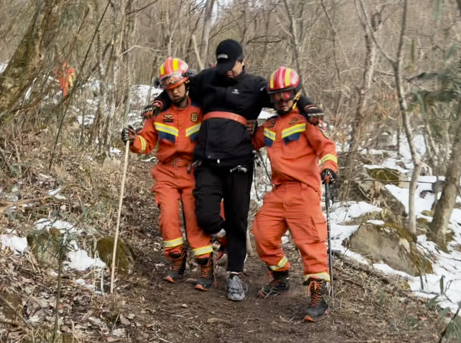 担架怎么叠背负+搀扶+折叠担架！消防员5小时 “组合式救援”_https://www.jmylbn.com_新闻资讯_第8张