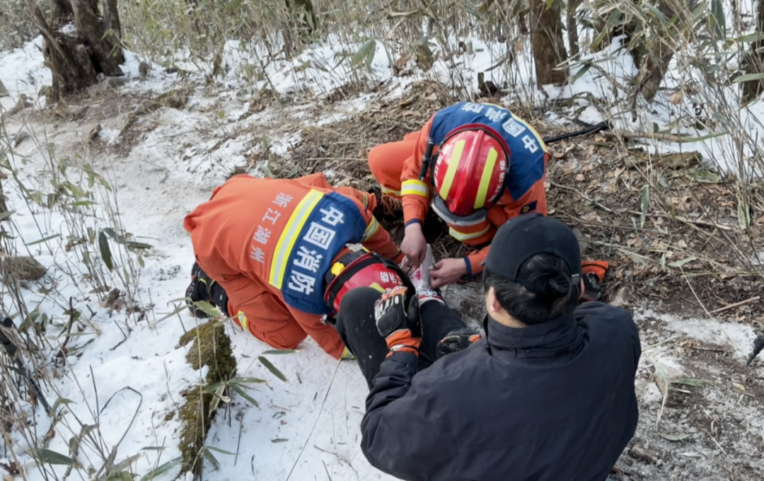 担架怎么叠背负+搀扶+折叠担架！消防员5小时 “组合式救援”_https://www.jmylbn.com_新闻资讯_第7张