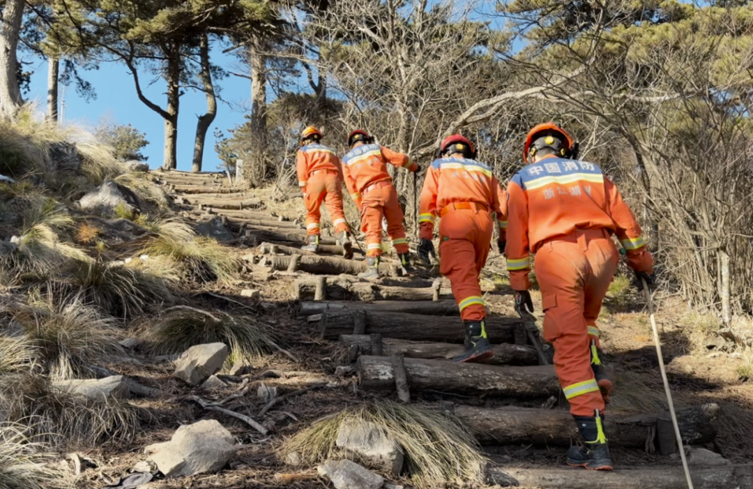 担架怎么叠背负+搀扶+折叠担架！消防员5小时 “组合式救援”_https://www.jmylbn.com_新闻资讯_第6张