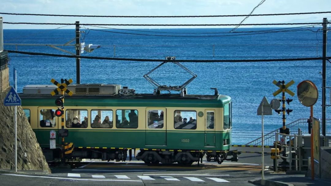 今天要坐著火車駛出東京市區,停靠被譽為日本第二大貓島,灌籃高手的