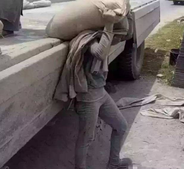 考体力的话嘛,你又怕受苦受累,可能连一包水泥都扛不动.