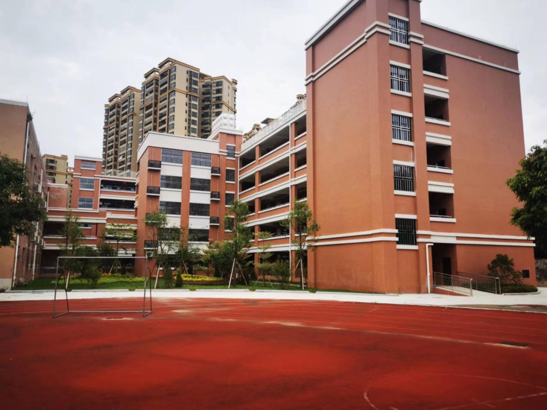 外国语高黎学校是顺德区着力打造的一间九年一贯制的公办学校,设小学