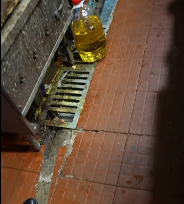 网红黄鱼面馆后厨地面肮脏不堪。相关执法视频截屏