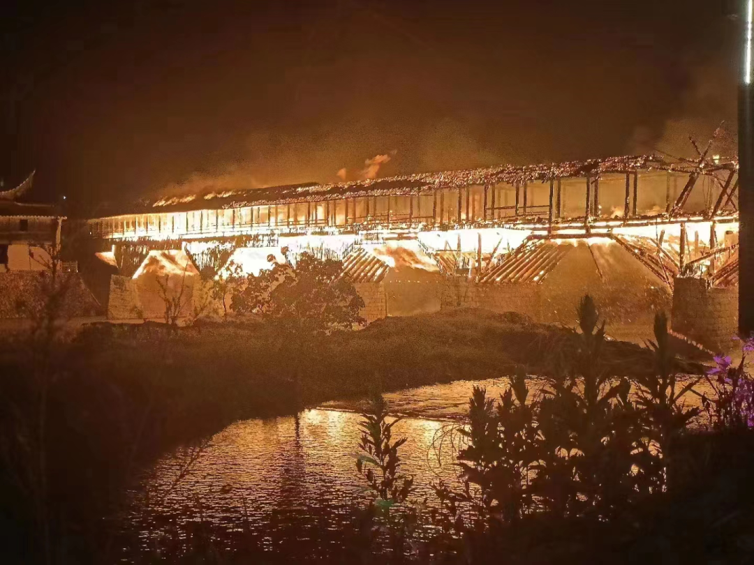 心痛！中国现存最长木拱廊桥突发大火，被烧毁