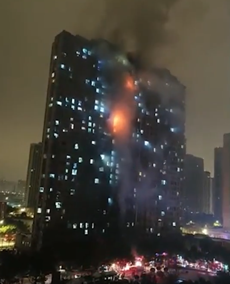 南京小区火灾追问：为何会突然烧到二三十层？