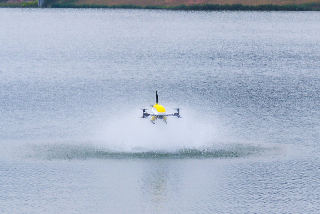 中山大学海洋工程与技术学院研发的第二代海-空跨介质无人航机（李衍衡摄）。