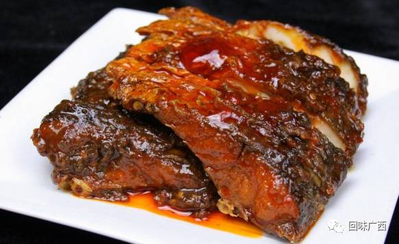 宜州瑶寨五香熏鱼,一种专门用来招待贵客的奇特菜肴.