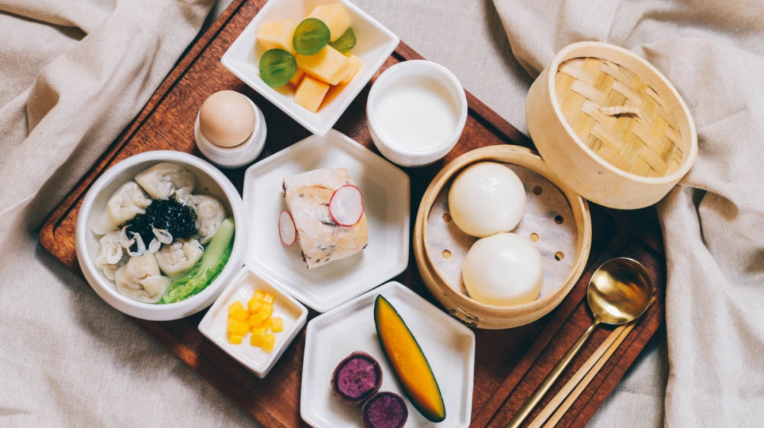 我们的套餐附赠了每日的双人早餐,而且还是超丰盛的中式早点心,瞧妹