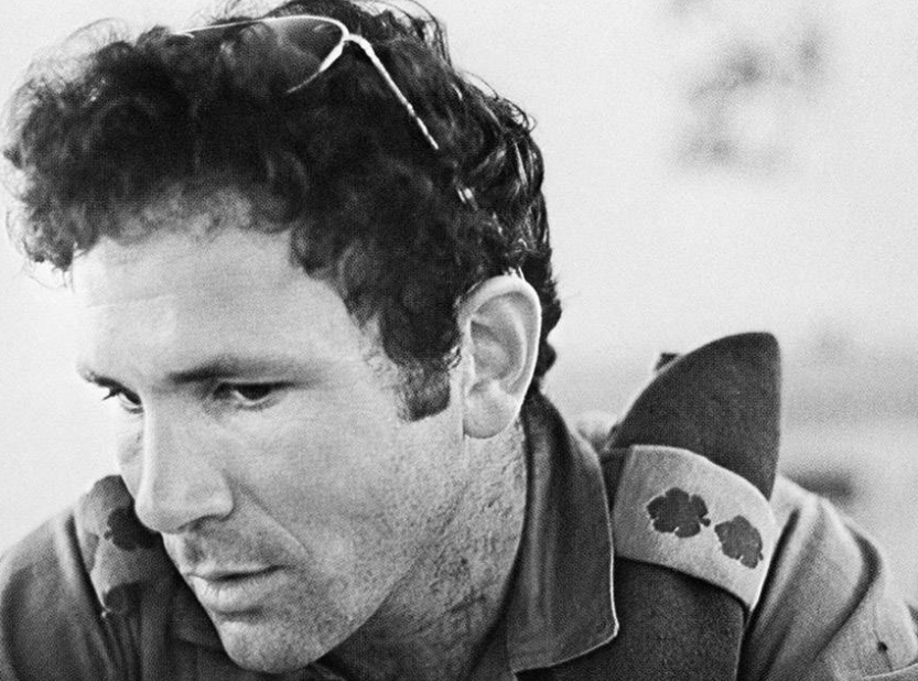 1976年,他哥哥约纳坦,也参与了一场劫机营救,即著名的乌干达恩培