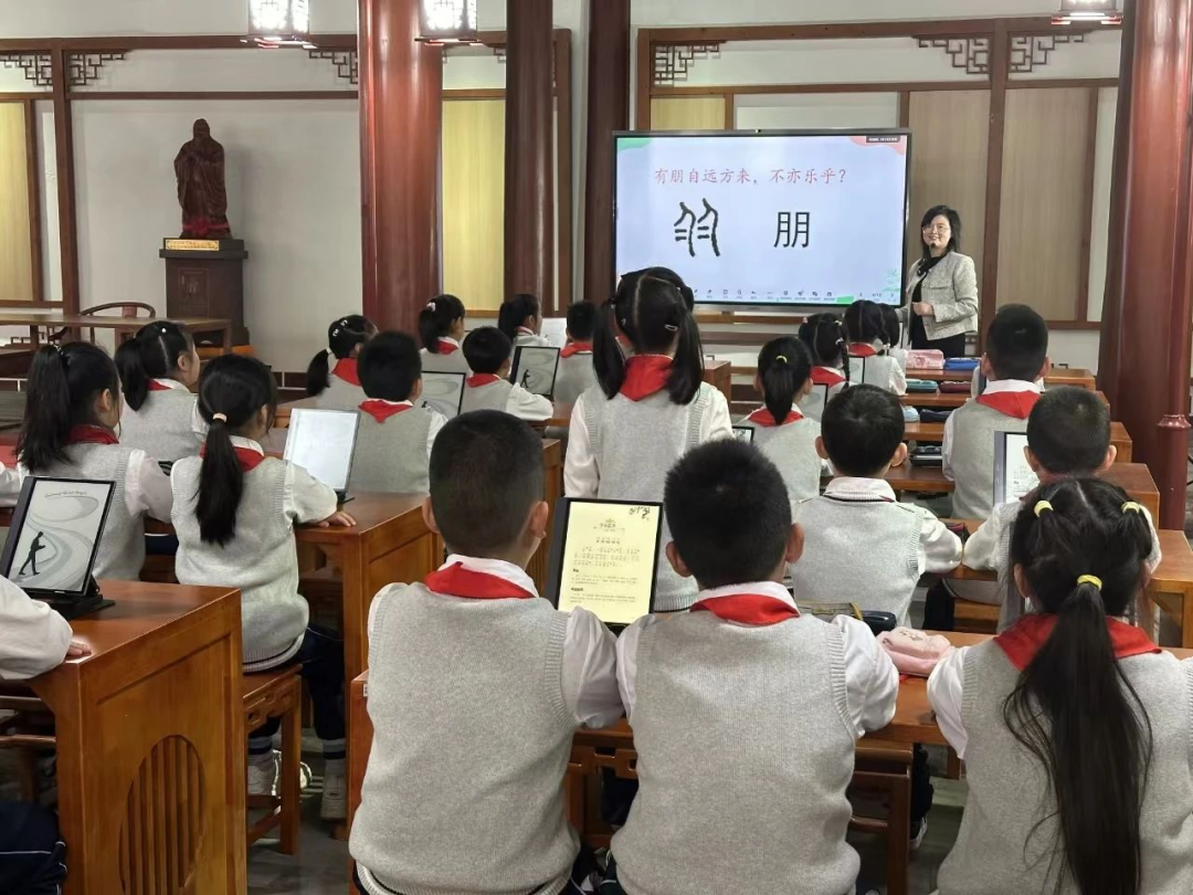 黄冈名师舒建斌对《论语·学而篇》展开释读,同学们在妙趣横生的课堂