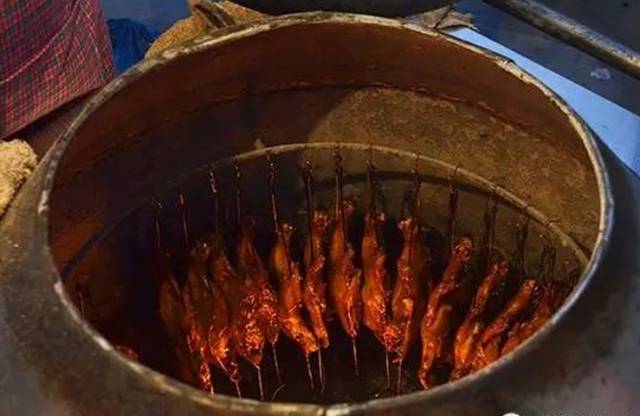 马家清真焖烤鸡腿主料丰富,以熟鸡血,熟鸡肠,熟鸡肝为主,经过熬煮,汤