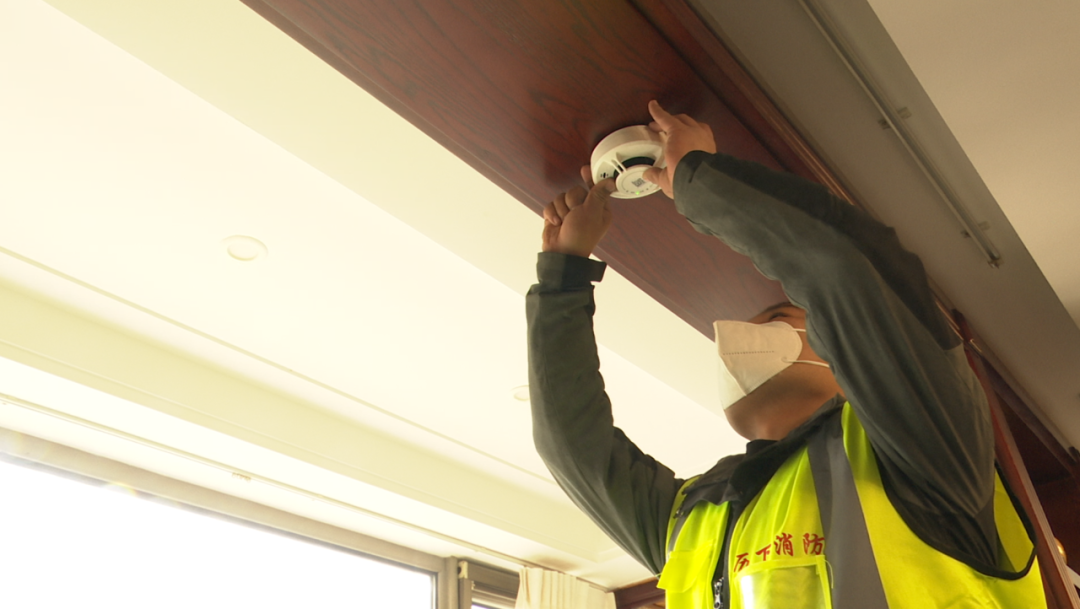 敲门入户安装烟感模拟实验济南消防联合多部门开展电动自行车消防安全