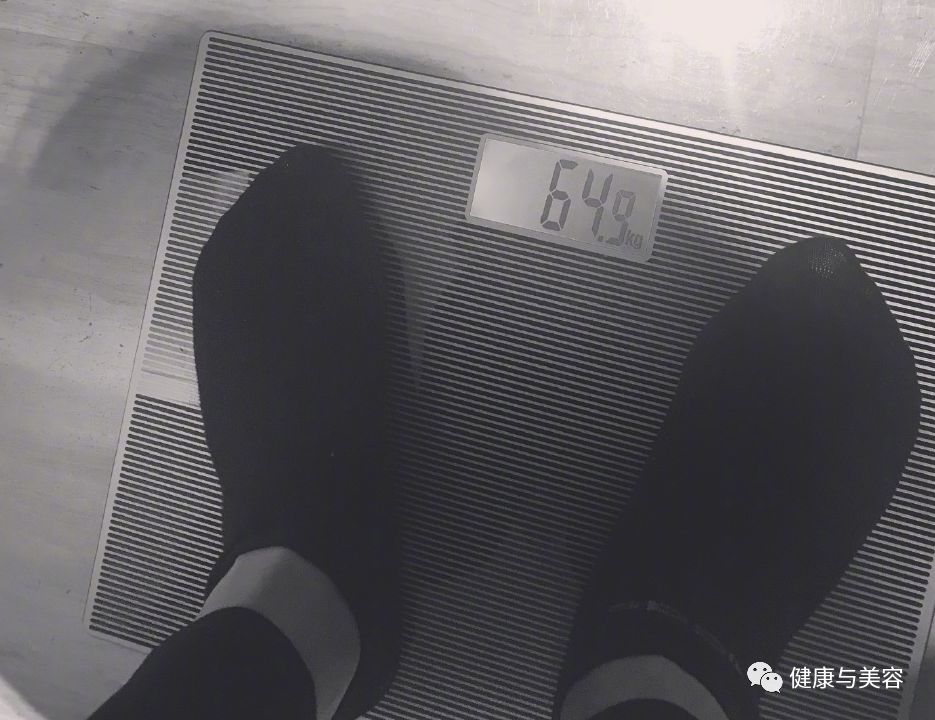 130斤上称体重图片图片