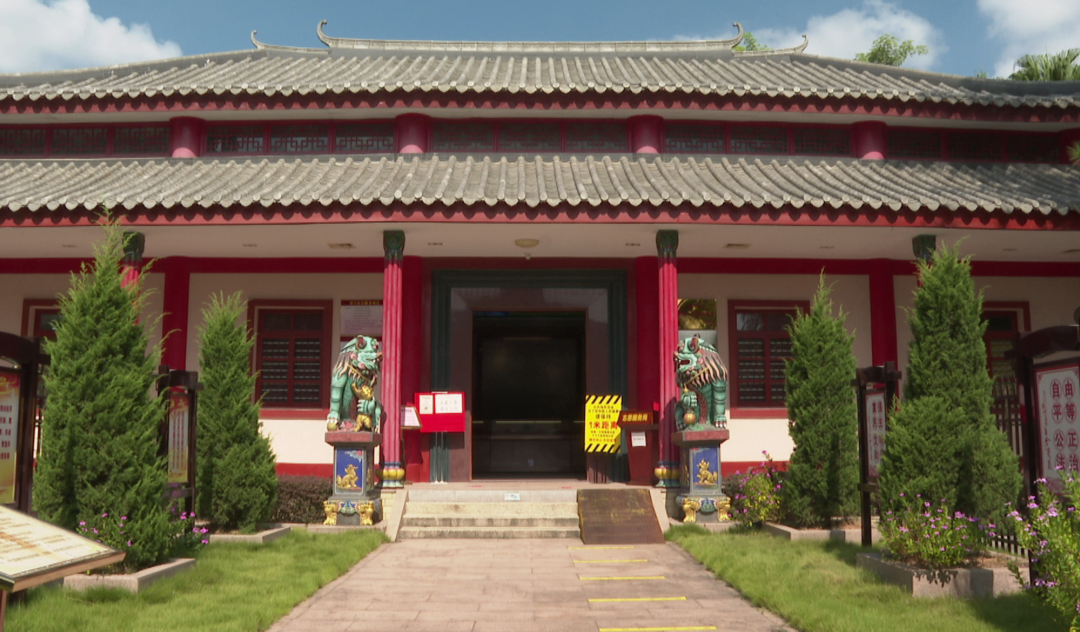 普宁红宫记者在现场看到,大多是家长带着小朋友前来参观,大家认真参观