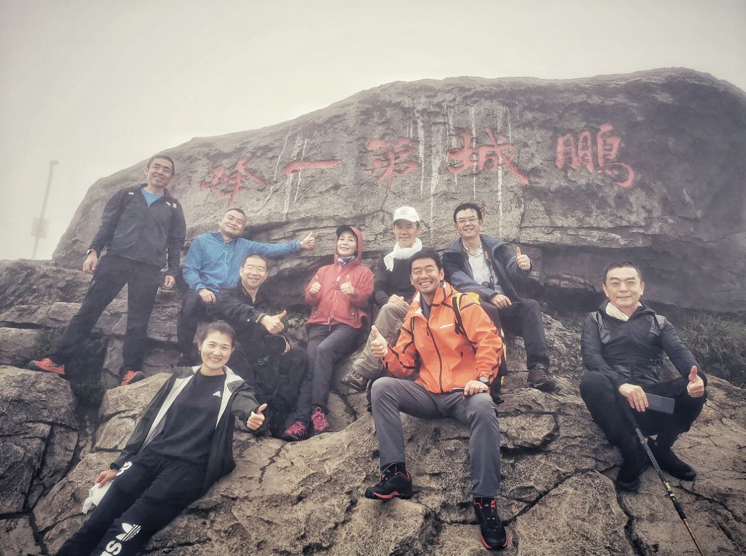 杜鹃花开，王石梧桐山登高倡言：爱自然，爱运动，爱深圳！