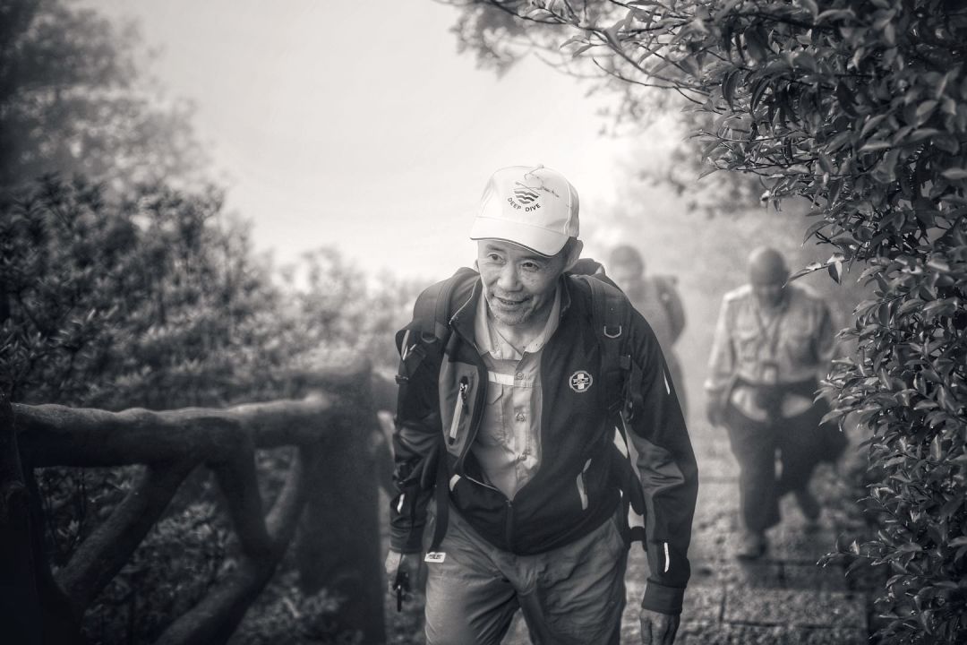 杜鹃花开，王石梧桐山登高倡言：爱自然，爱运动，爱深圳！