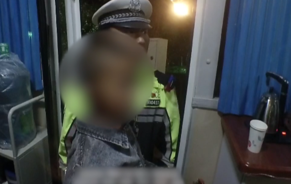 电轮椅怎么不过电九旬老人轮椅没电被困，骑警：我送您回家_https://www.jmylbn.com_新闻资讯_第22张