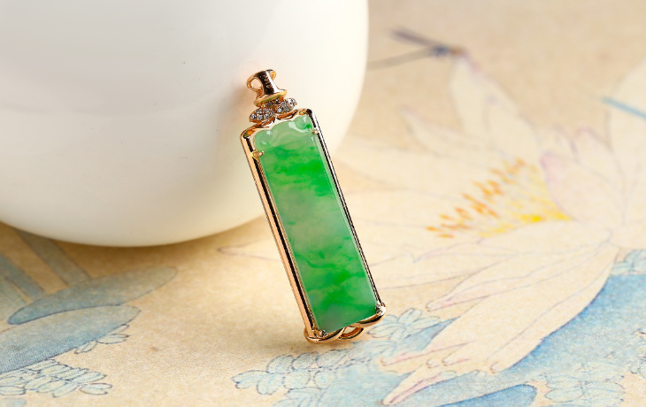 拳头大的原石，切出高冰种鸡油黄，做出成品挂件太美了