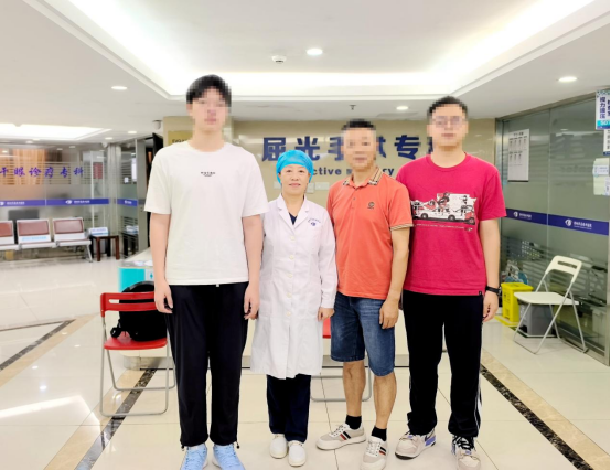 刘畅主任与王先生（右二）、辉辉（右一）辉辉同学（左一）合影图