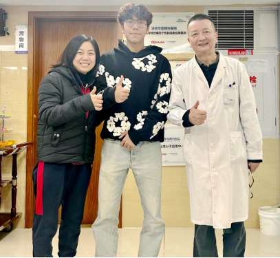 阿维及母亲和贺权主任合影图