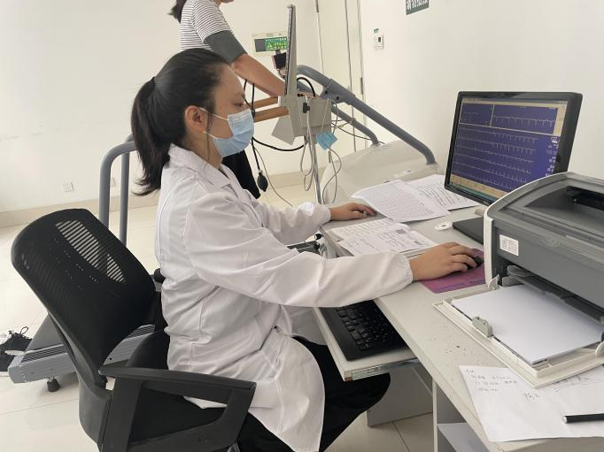 心电图机平板怎么使用临医科普｜ 心电图室的“跑步机”—运动平板心脏负荷试验_https://www.jmylbn.com_新闻资讯_第17张