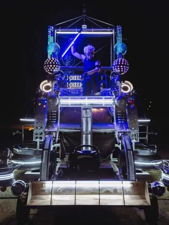 赛博艺术装置车2.jpg