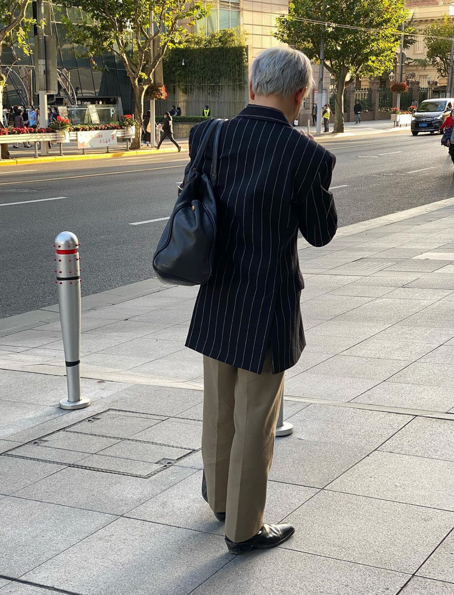 有时候光是一个清朗的背影,就让不少人直呼"心动".