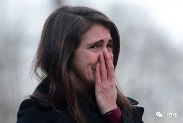 她捂着脸 当场就泪奔了…… 假如生活欺骗了你, 不要悲伤,不要心急