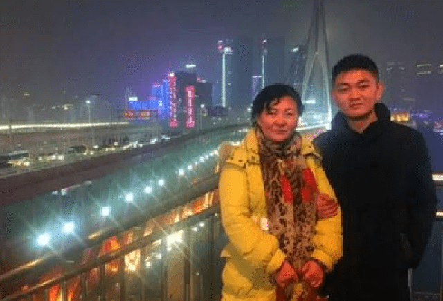 亲子鉴定医院停电，女子养大别人儿子，23年后陌生人：我才是亲子