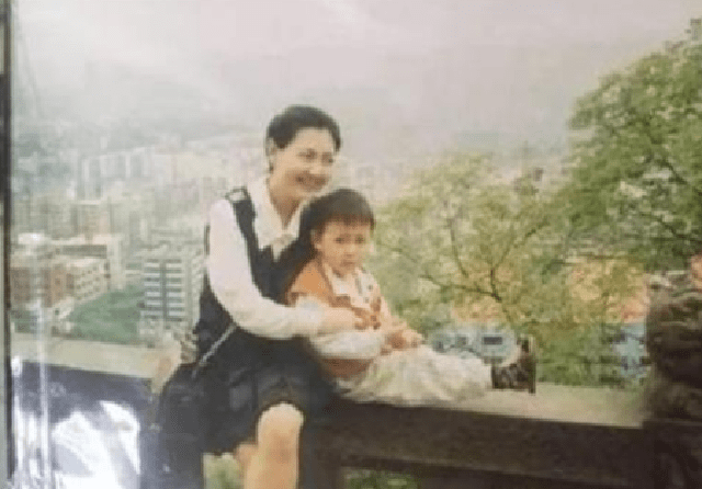 亲子鉴定医院停电，女子养大别人儿子，23年后陌生人：我才是亲子