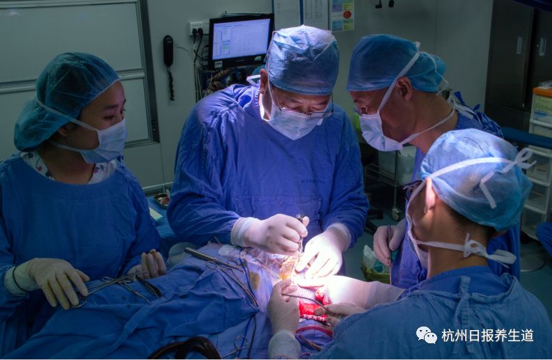 25歲，27歲，29歲，邵逸夫醫院半個月連著接收三位年輕的腦出血患者。他們都有相同的特點，他們都犯了同樣的致命錯誤！ 健康 第2張
