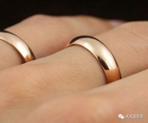 宝格丽陶瓷戒指还是白金戒指_白金戒指发黄怎么回事_铂金戒指发黄怎么回事