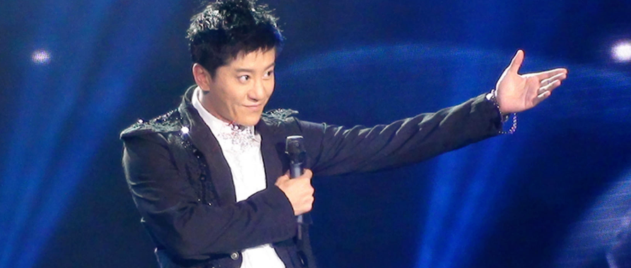 8次上春晚作死被捕入狱，今51岁无人问津，昔日老搭档也断了联系