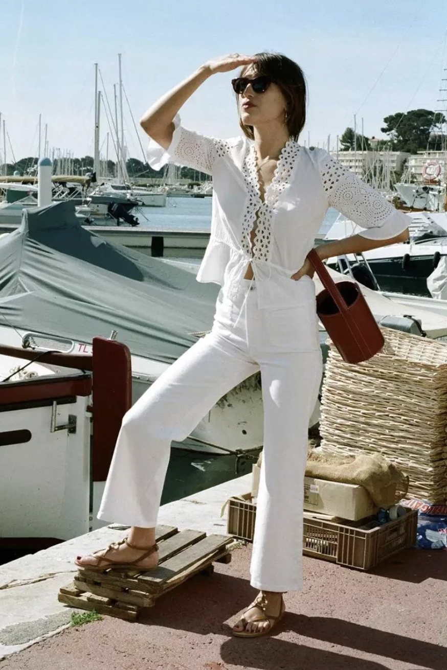 法式风穿搭中,高腰牛仔裤和小白裤总是最受欢迎的选择,它们让你轻松