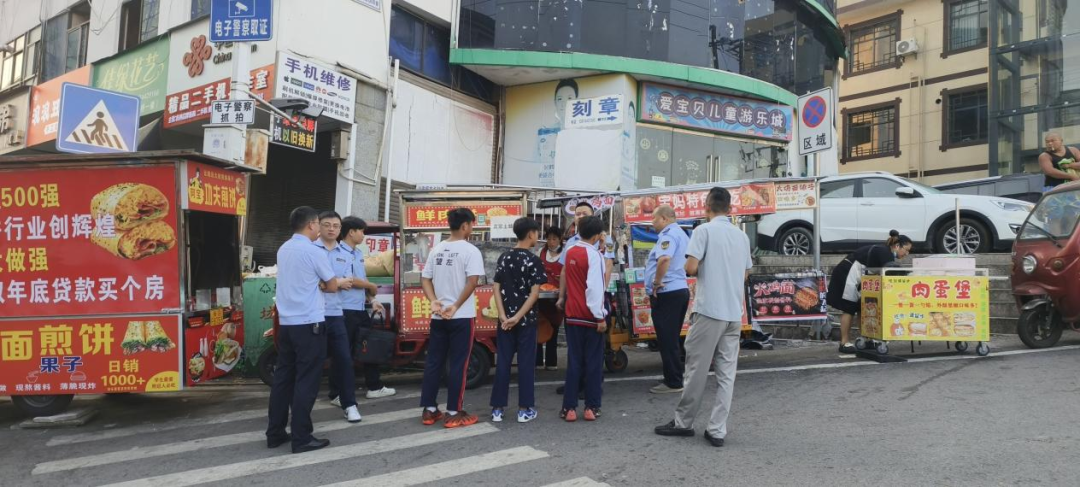 清晨亮剑 监管护苗：桑植县市场监督管理局开展校园周边摊贩“早间突查”行动__清晨亮剑 监管护苗：桑植县市场监督管理局开展校园周边摊贩“早间突查”行动