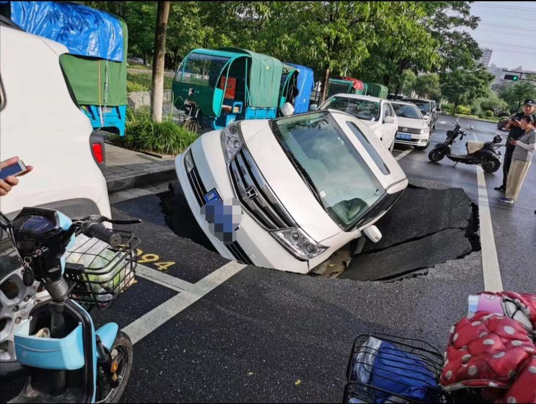 今早，杭州两处路面塌陷，整辆垃圾车陷入！刚刚，官方通报塌陷原因