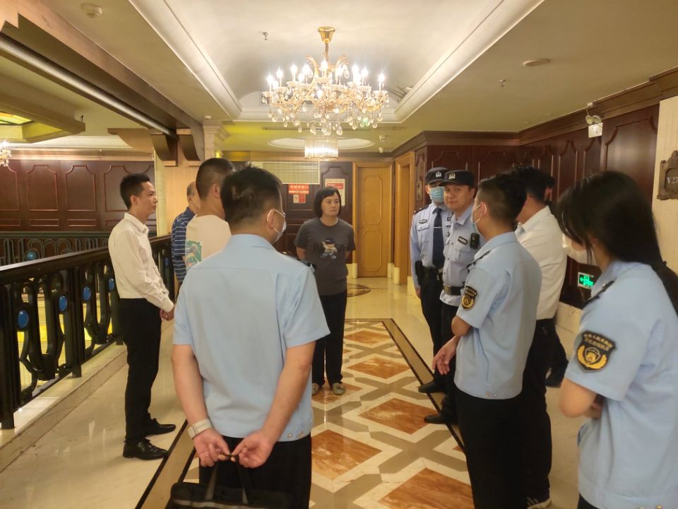 内开展歌舞娱乐场所夜间综合检查行动,深入推进"扫黄打非"专项行动