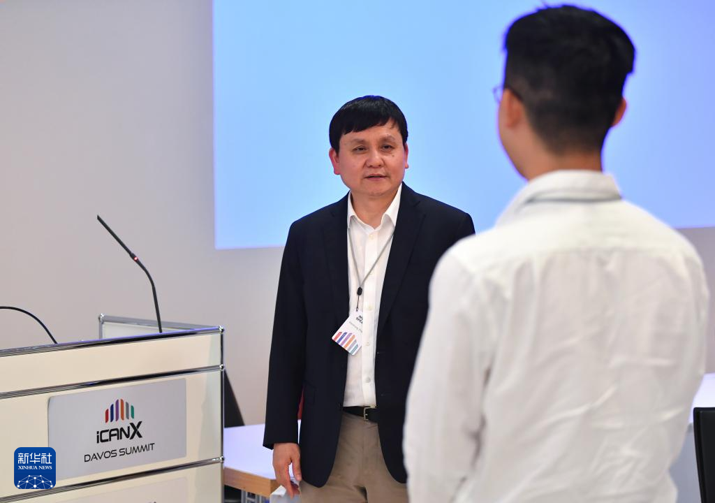 ▲资料图：国家传染病医学中心主任张文宏（左）。图/新华社