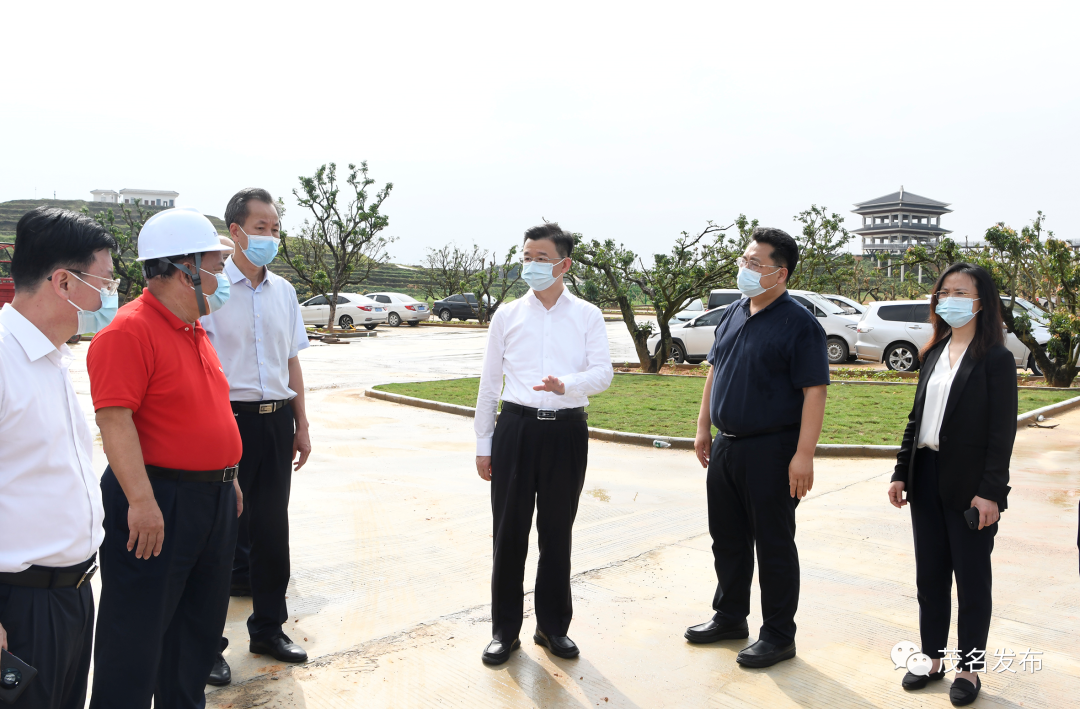 庄悦群来到茂名市荔枝国家现代农业产业园牌坊,根子镇一骑红尘广场,实