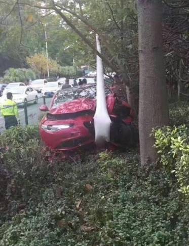 悲伤！阿尔法·罗密欧Guilia 媒体试驾成全国首撞 