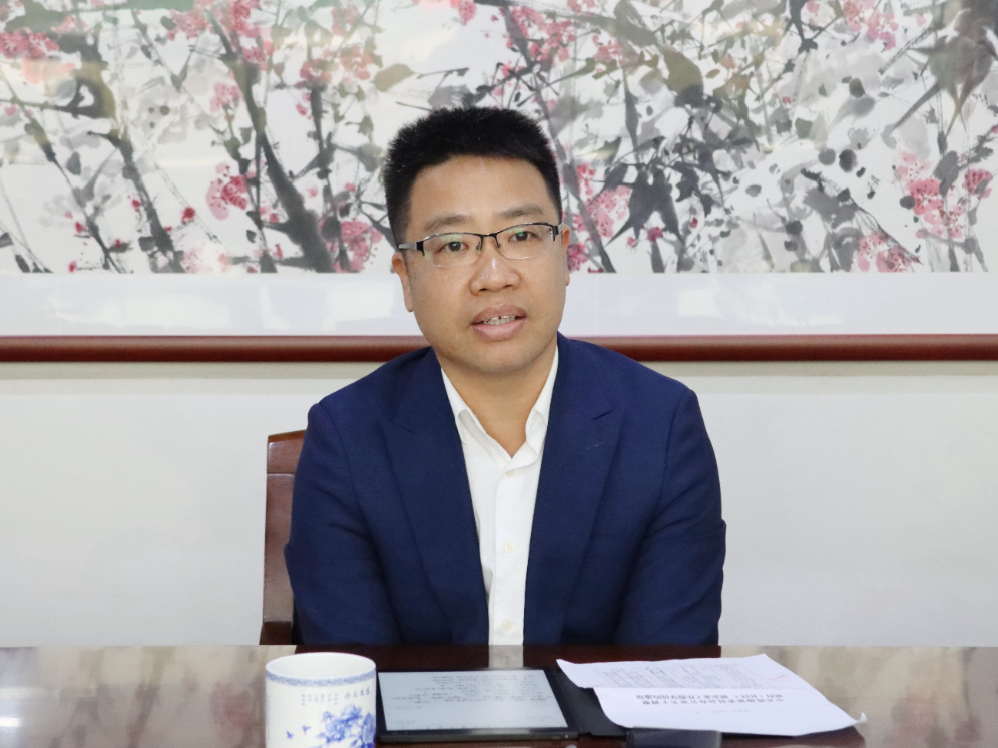 镇组织召开美丽乡村建设推进会,镇领导周益峰,陈虹,陈海江出席会议,杨