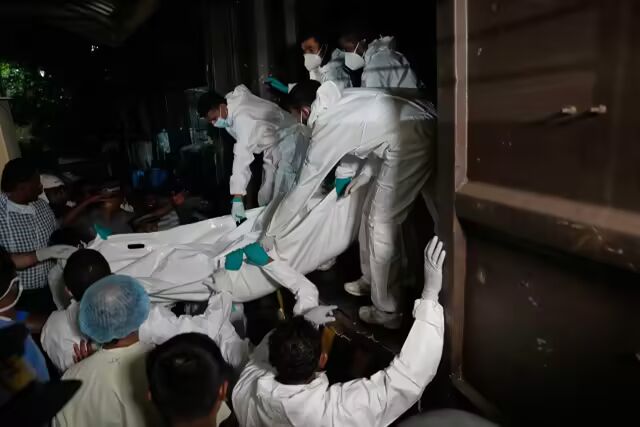 斯里兰卡加勒的工人正在卸载伊朗人的遗体，这些伊朗人的遗体在周三<a href=“”https://www.cnn.com/world/live-news/iran-war-us-israel-trump-03-04-26?post-id=cmmc14hab001s3b6tn5corljc“>他们的船只在斯里兰卡海岸附近沉没</a>。美国国防部长皮特·赫格塞斯表示，一艘美国潜艇<a href=“https://www.cnn.com/2026/03/03/middleeast/iran-us-israel-what-we-know-intl-hnk”>击沉了一艘伊朗军舰</a>，地点位于国际水域。