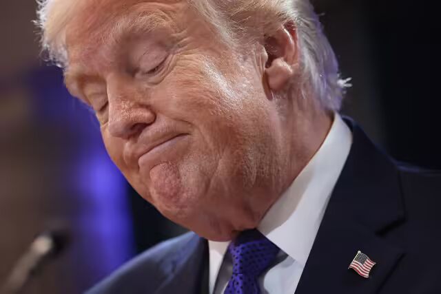 唐纳德·特朗普总统在周五白宫举行的新闻发布会上发表讲话，此前最高法院裁定他不应动用紧急权力实施国际贸易关税。