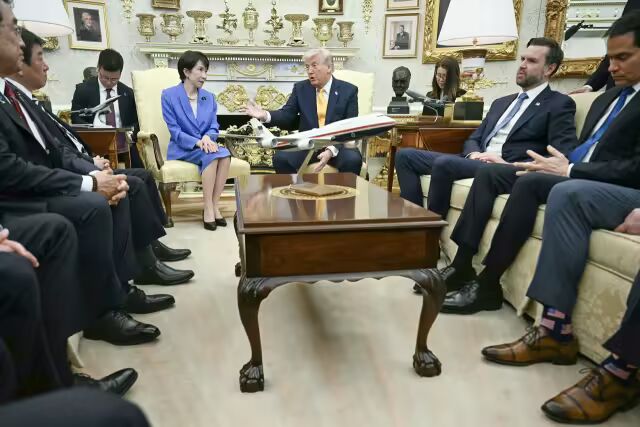 美国总统唐纳德·特朗普周四在白宫椭圆形办公室会见日本首相高市早苗。