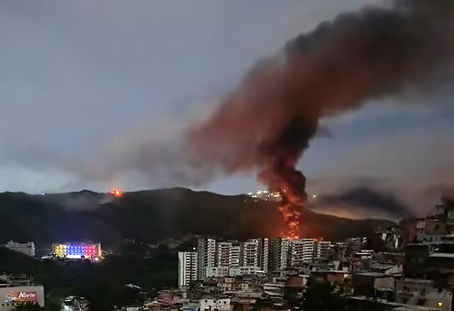 1月3日，加拉加斯一系列爆炸后，委内瑞拉最大军事基地富埃尔特蒂乌纳的火灾从远处可见。